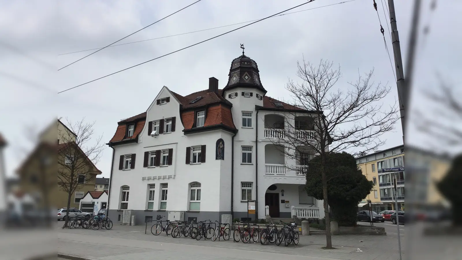 Heute ist das Bürgerhaus eines der schönsten im Moosacher Zentrum. (Foto: Daniel Mielcarek)