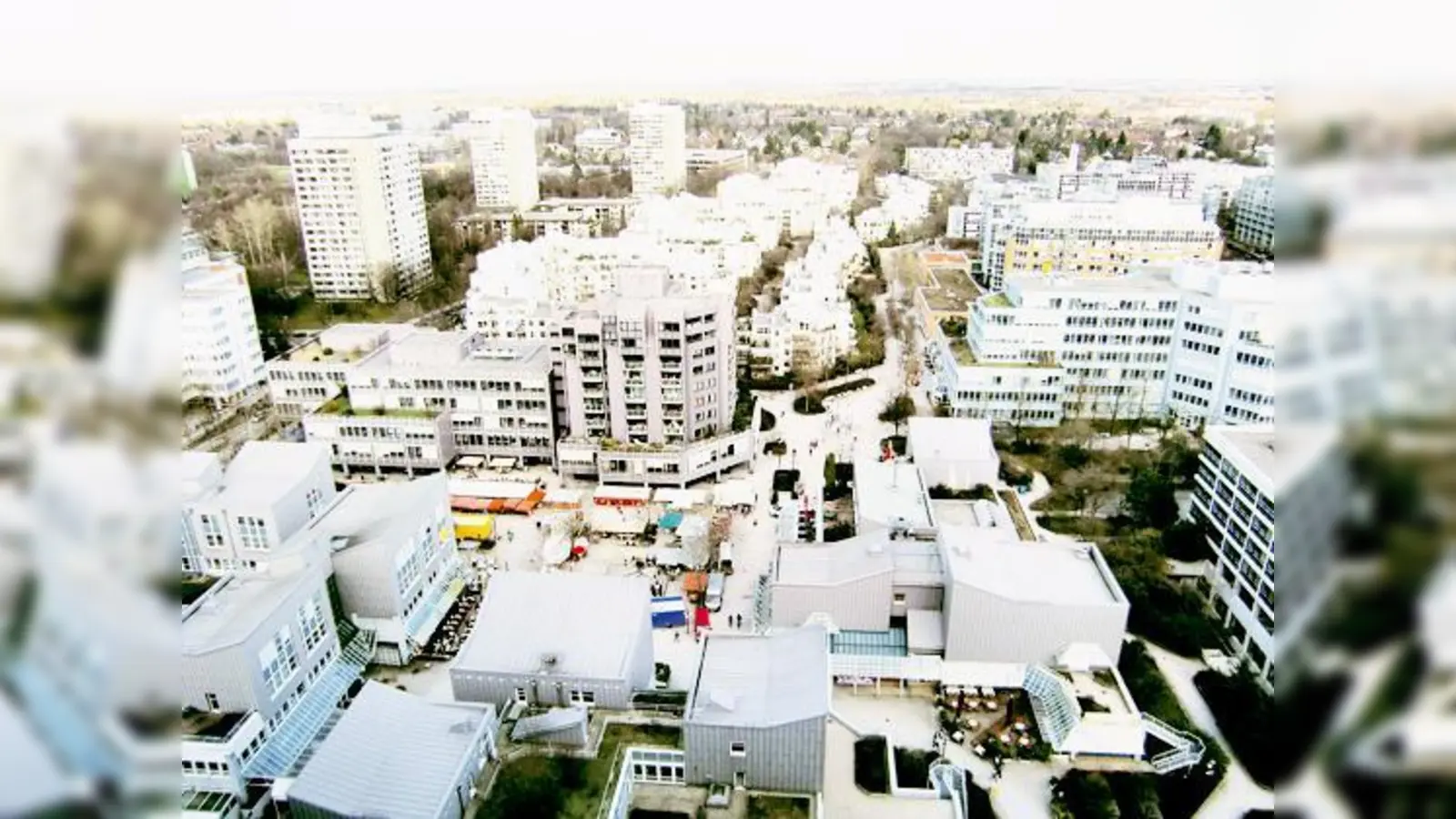 Blick aus dem 22. Stock des Arabella-Hochhauses: Auf dem Rosenkavalierplatz erkennt man die Stände des Wochenmarktes.	 (Foto: ikb)