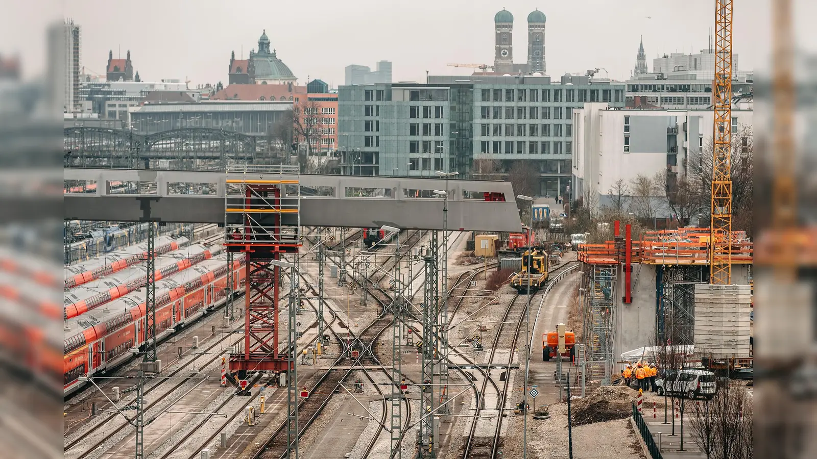 Verschub des Arnulfsstegs Ende März 2019: Bei der Baustelle an der Ecke Luise-Ullrich- und Erika-Mann-Straße kann man sich am 4. Mai von 11 bis 15 Uhr über den Bau der neuen Fuß- und Radwegbrücke Arnulfpark informieren. (Foto: Dr. Gössing & Holzherr)