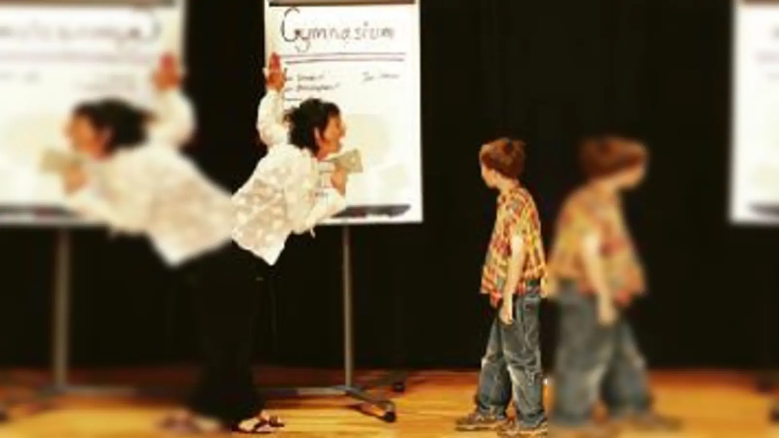 Das Bild zeigt Anschi Prott als Lehrerin mit Marc Christophels als Prinz. Die Lehrerin erklärt dem Prinzen den »Mechanismus« bei der Erstellung des Übertrittszeugnisses 	  (Foto: Andreas Prott)