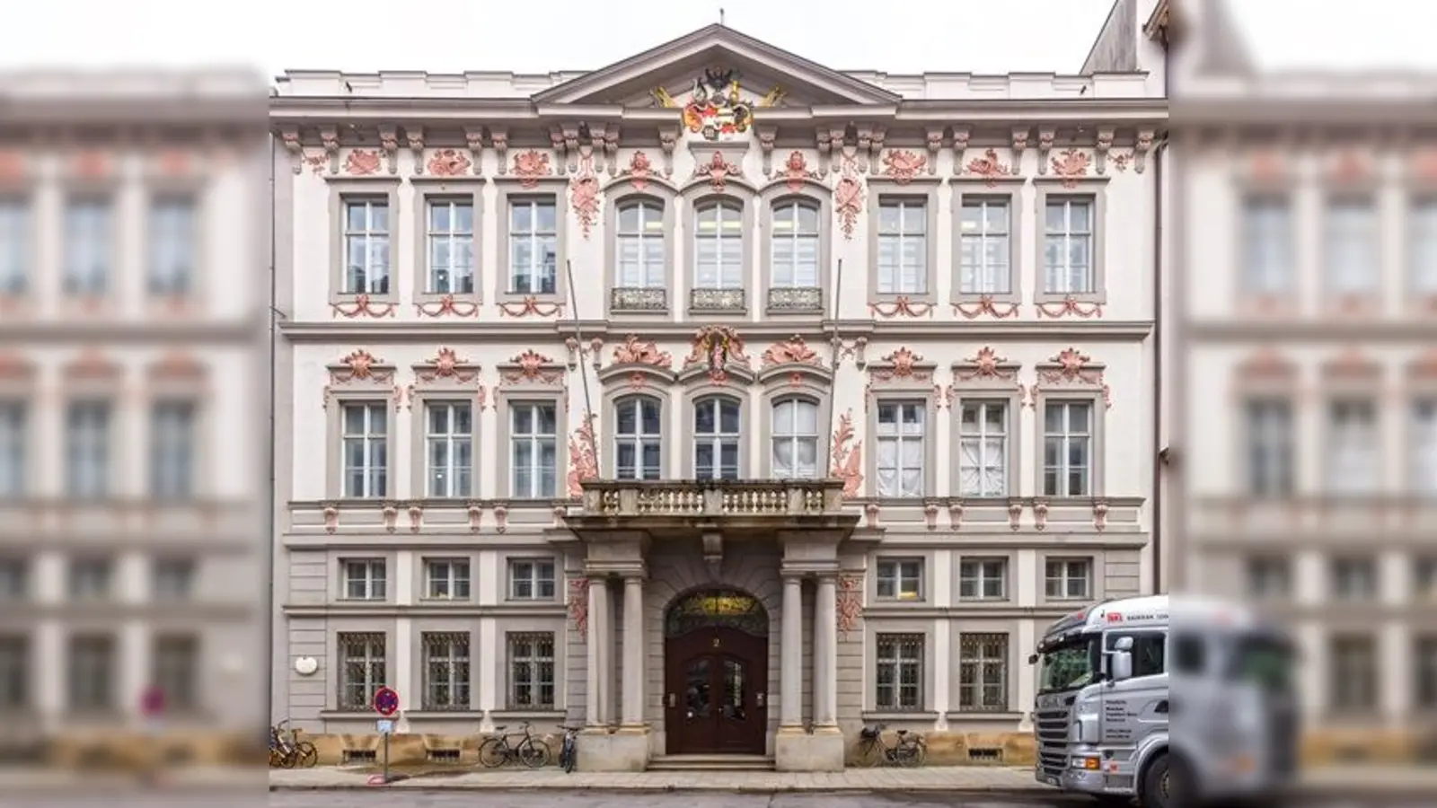Das Palais Neuhaus-Preysing, 1703 errichtet, besitzt eine der wenigen original erhaltenen Adels-Palaisfassaden im Rokokostil in München. (Foto: Bayerische Hausbau/HRSchulz)