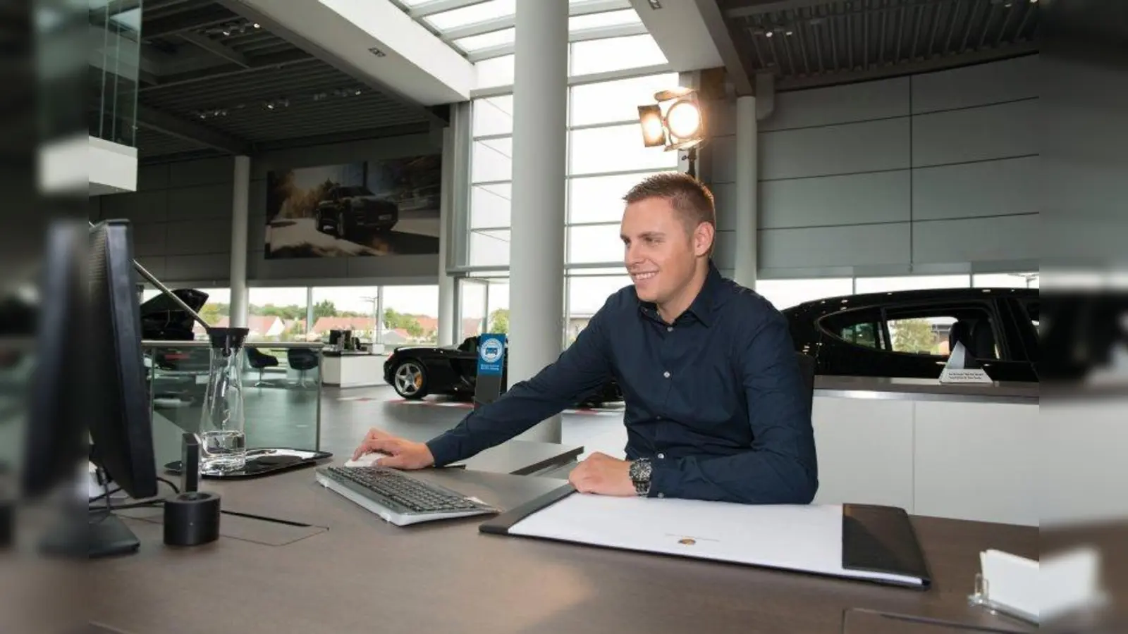 Neu beim Beruf des Automobilkaufmanns ist, dass die Themen Online-Handel und aktuelle Entwicklungen der Technik einen höheren Stellenwert in der Ausbildung bekommen. Dadurch sind Automobilkaufleute künftig auch in der Lage, zum Beispiel über Assistenten für autonomes Fahren zu informieren. (Foto: ProMotor/ randstad)