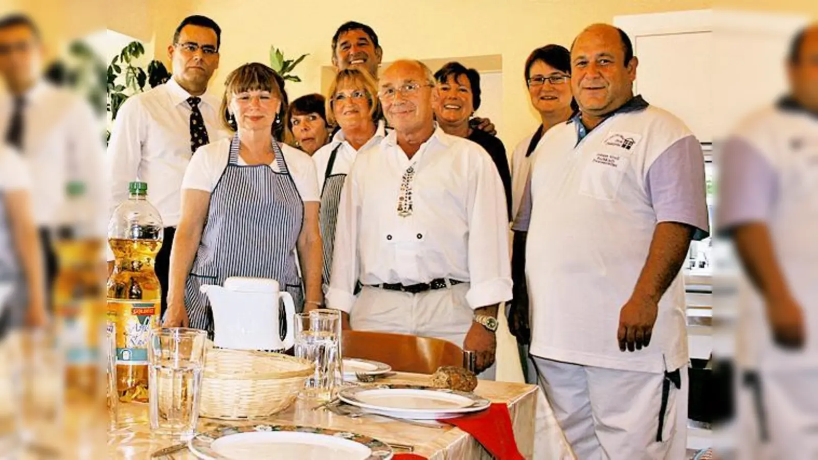 Pfarrer Christian Weigl (li.) ist stolz auf die Sonntagsküchen-Teams aus Ehrenamtlichen.	 (Foto: em)