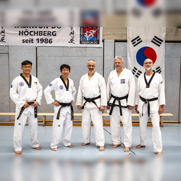 Großmeister Joachim Veh vom SV Langenbach (rechts) war Referent beim Lehrgang in Höchberg. Dort traf er (von rechts) Rudi Grasser&nbsp;(Präsident der Traditionellen Taekwondo-Vereinigung&nbsp;Franken) sowie Jürgen Löhning, Chang Jae Hee und Jo In-Jong. (Foto: Elke Kunkel Würzburg)