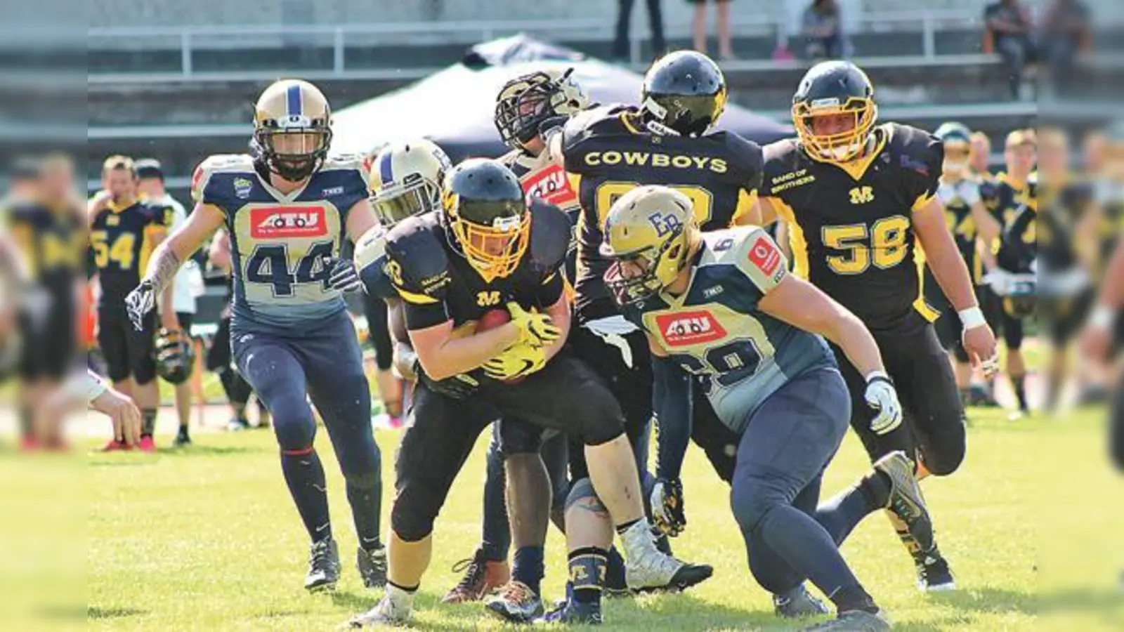Die Cowboys in Ballbesitz finden keinen Weg durch die ­Defense der Bulls.	 (Foto: D. Orend)