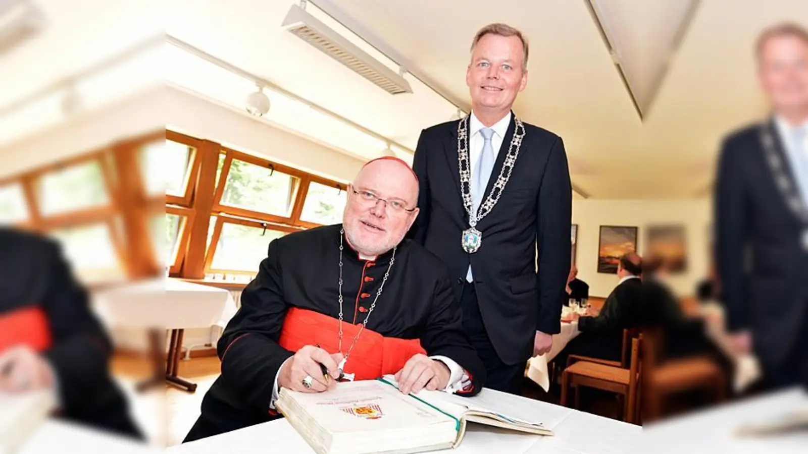 Erzbischof Kardinal Reinhard Marx trug sich auf Einladung von Bürgermeister Jan Neusiedl ins Goldene Buch der Gemeinde Grünwald ein.  (Foto: Schunk)