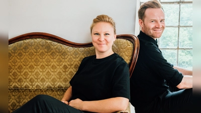 Chorleiterin Mimi Neumair und ihr Pianist Lukas M. Maier laden alle Singbegeisterten zum gemeinsamen Chorsingen ein. (Foto: Anchora e.V.)