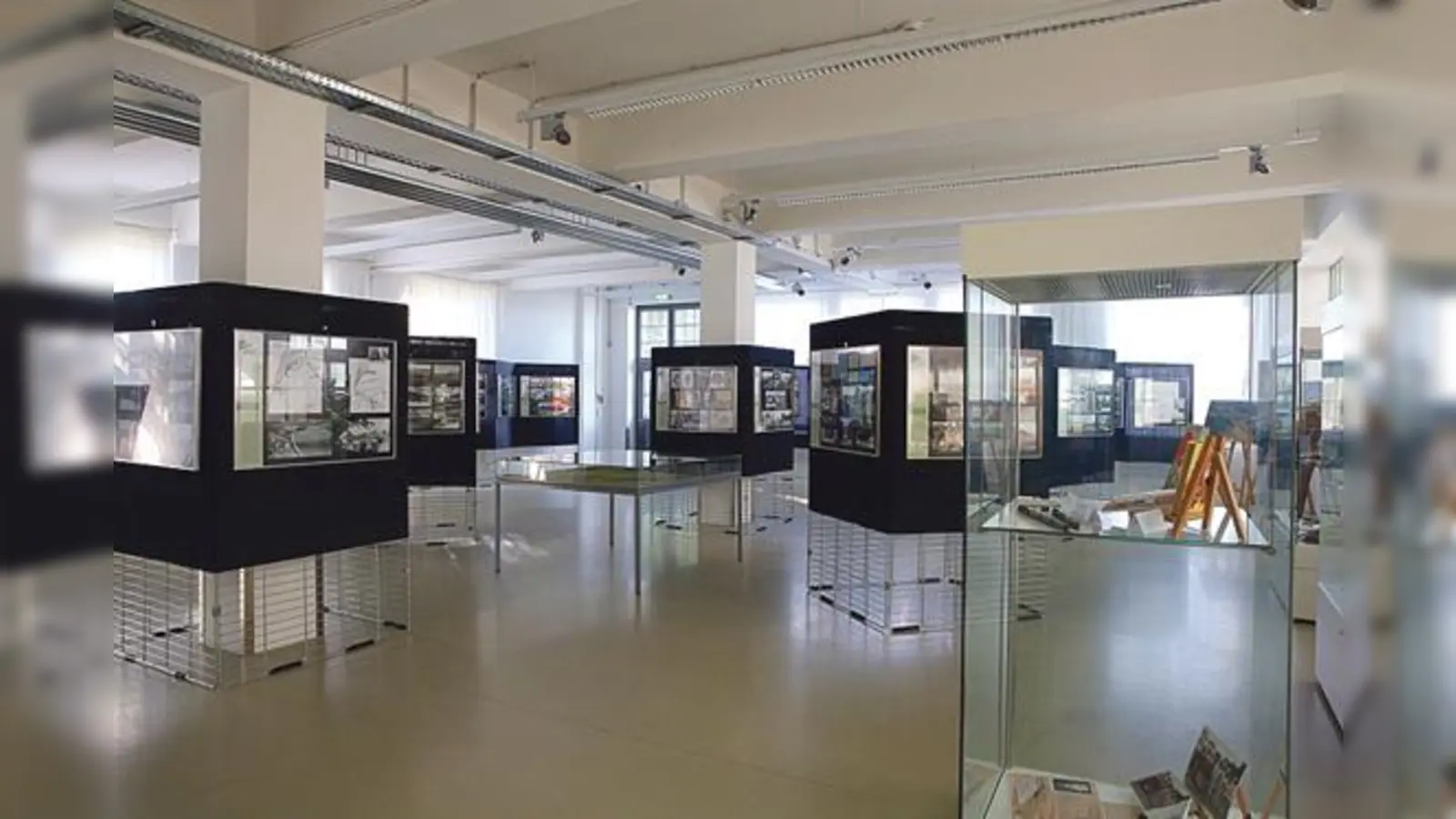 Blick in die Ausstellung in der Flugwerft Schleißheim.	 	 (Foto: Hans Treffer)