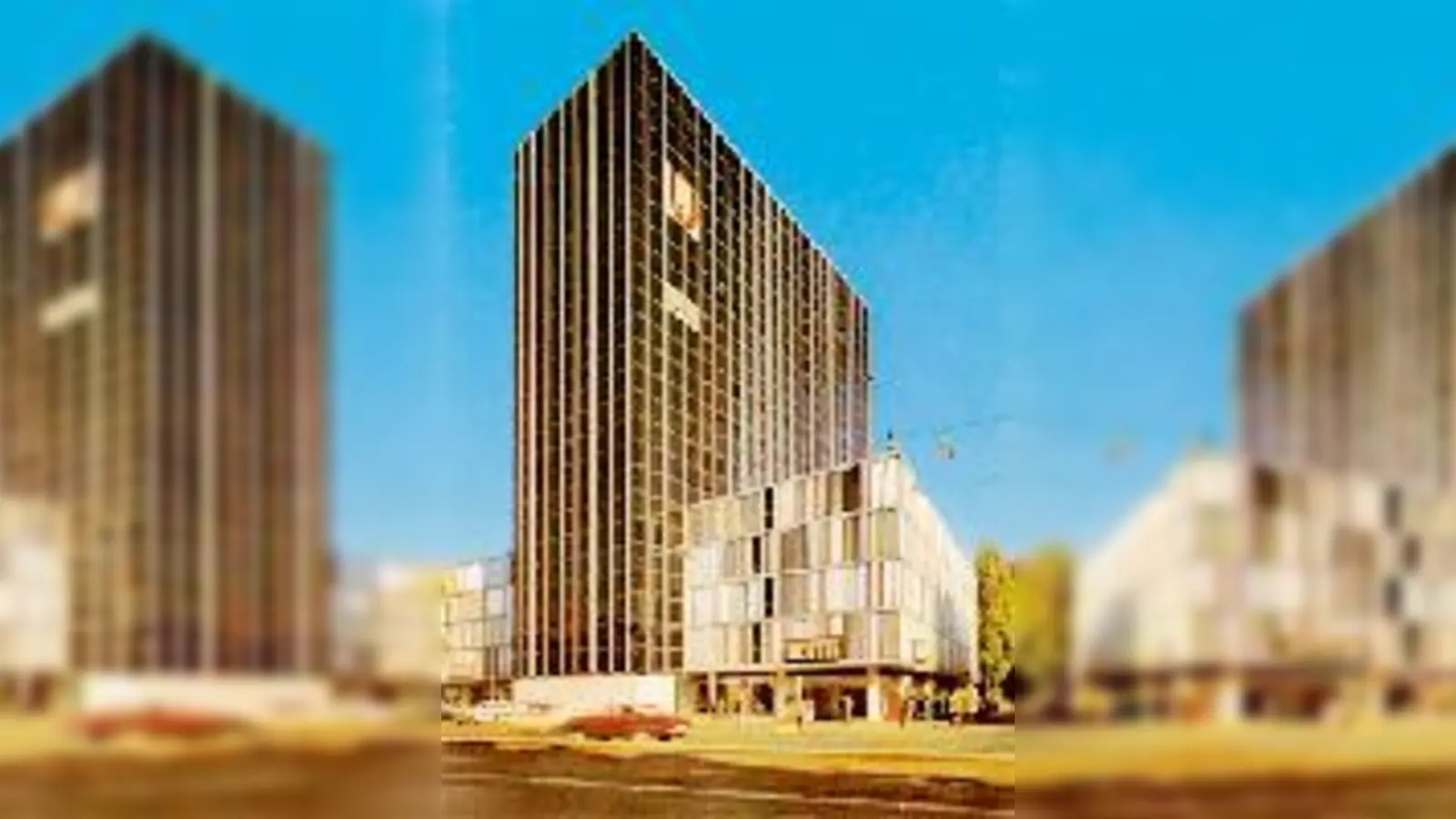 Einen gewöhnungsbedürftigen Anblick bot das Kaufhaus 1964 (links). Anfang der 90er Jahre erfolgte der Umbau in ein ansprechenderes Gebäude. Früher stand hier das »Schwabinger  (Bräu«.Foto: Karstadt)