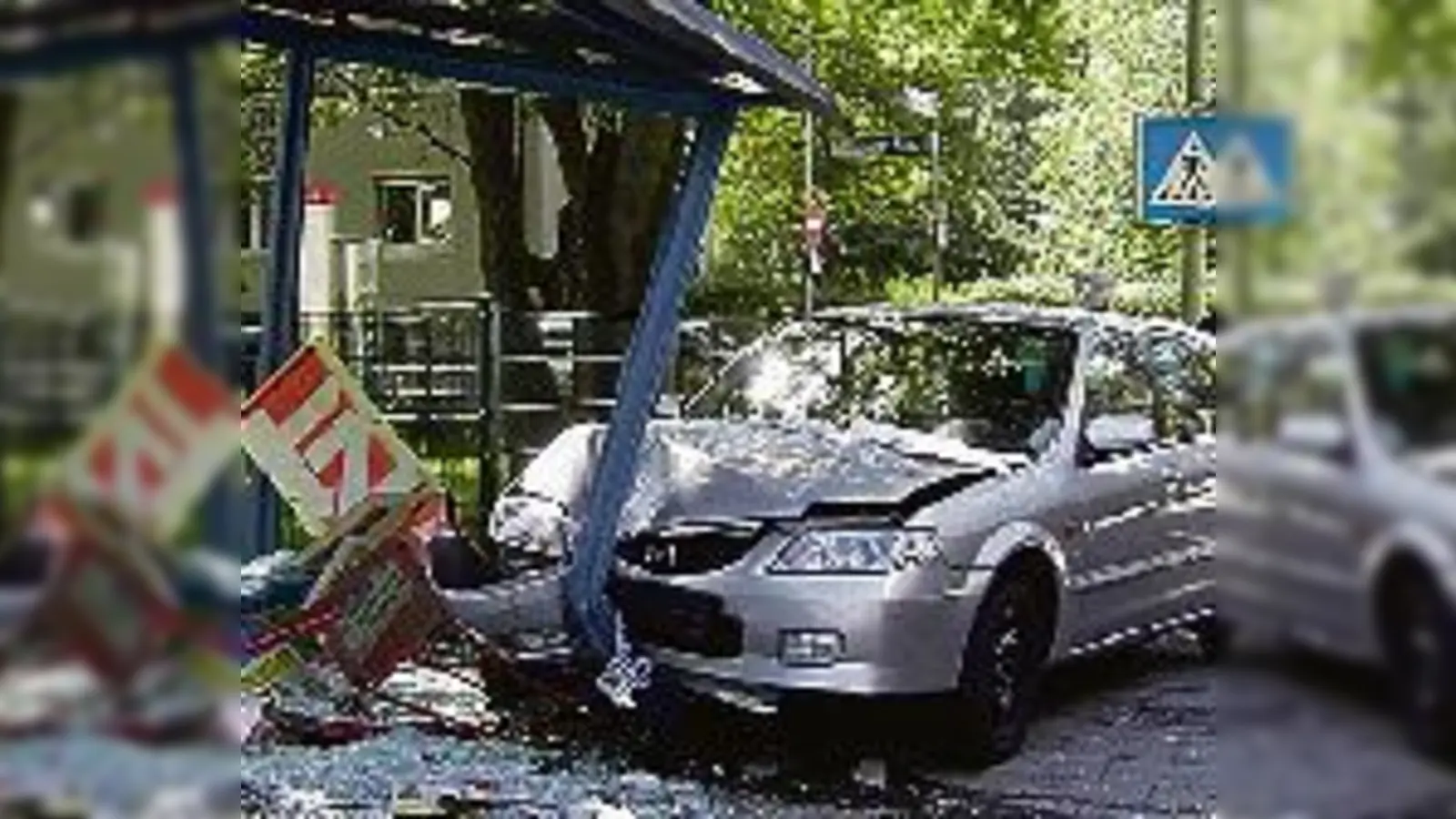 Die Kontrolle verloren  Das Auto des 79-Jährigen knallte in das Bushäuschen. 	 (Foto: Privat)