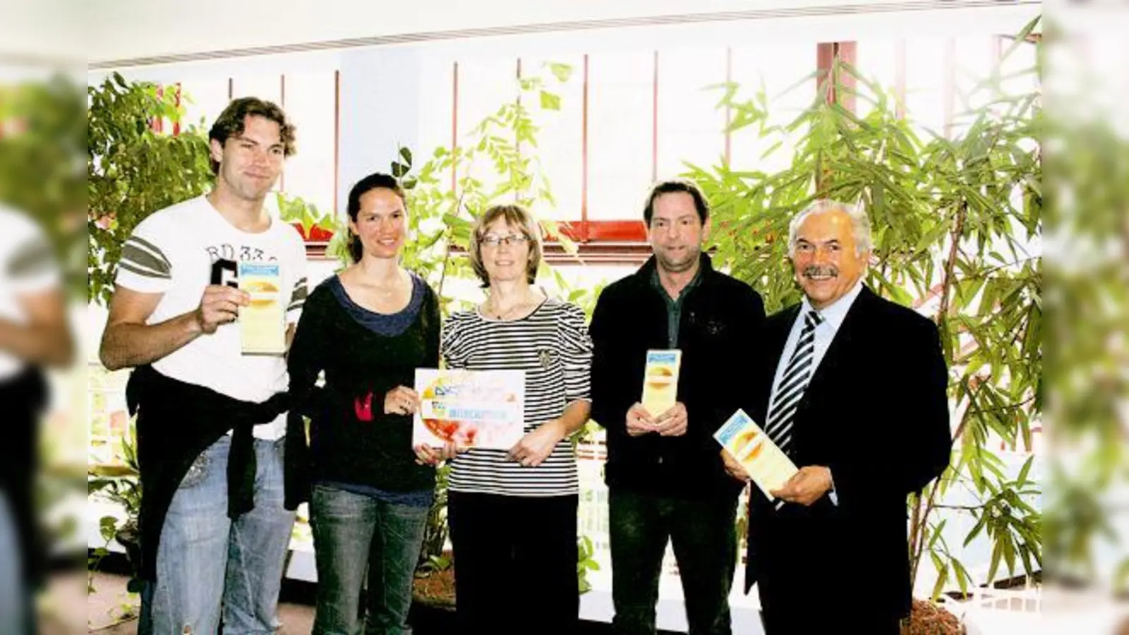 Ab sofort gibt es das Gütesiegel für Gewerbetreibende (v. l.): Leonhard Höfner (Jugendbeamter der Polizei Oberschleißheim), Lena Schuster (Gleis 1), Isolde Kalinowski, Markus Baier und Rolf Zeitler. 	 (Foto: sl)