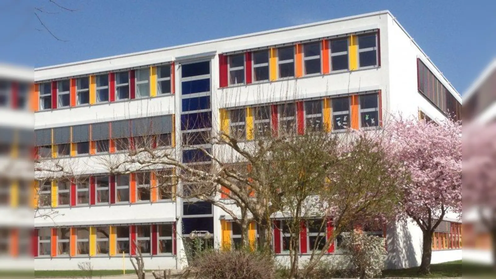 Die VHS Karlsfeld ist im dritten Stock der Mittelschule in der Krenmoosstraße beheimatet. Hier finden auch viele der Kurse statt. (Foto: pi)