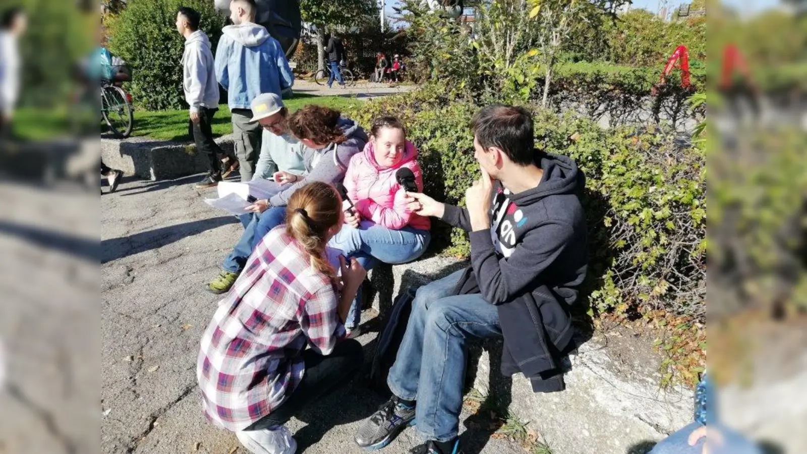 Mit dem Mikro unterwegs durch Starnberg: Aufnahmen für ein inklusives Audioguide-Projekt. (Foto: A. Hessler/Kath. Stiftungshochschule München)