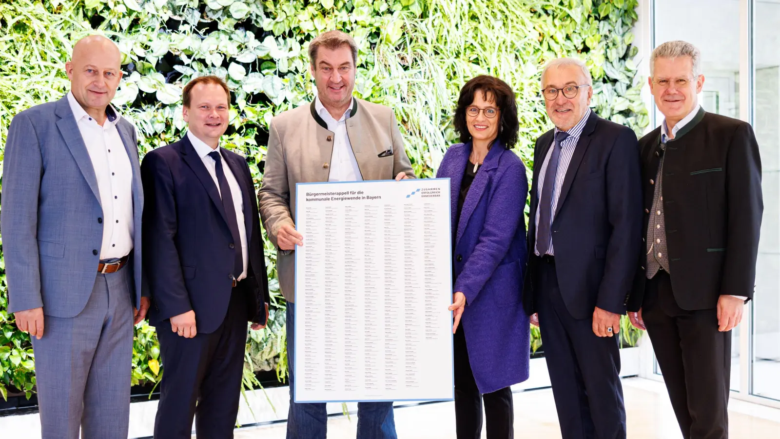 Rupert Steigenberger (1. Bürgermeister Berg, rechts) übergab mit Amtskollegen aus anderen Gemeinden den Appell an Ministerpräsident Markus Söder (Dritter von links).<br> (Foto: Staatskanzlei München)