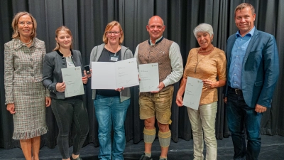 Das Harthauser Dorftheater wurde für sein Engagement ausgezeichnet. Es gratulierten die stellvertretende Landrätin Nicola Gerhardt und Grasbrunns Bürgermeister Sebastian Stüwe. (Foto: LRA/Wening)