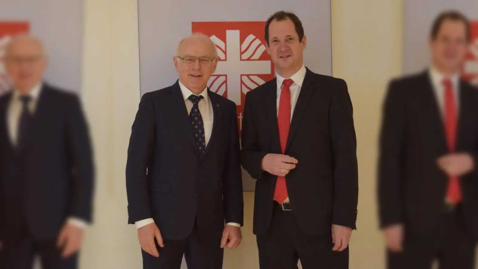 Prälat Hans Lindenberger (links) geht in Rente. Vorstand Georg Falterbaum (rechts) startete als neuer Caritasdirektor. (Foto: Caritas München)