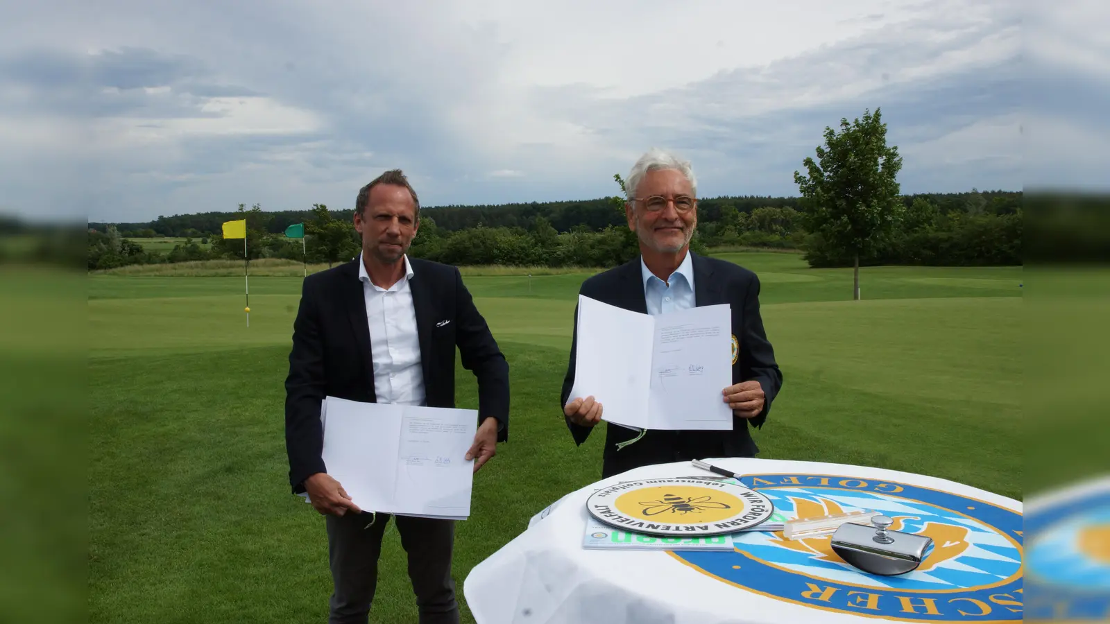 Mit der Blühpakt-Allianz startet das Umweltministerium (links Minister Thorsten Glauber) einen weiteren Baustein im Blühpakt Bayern. Erster Partner wird der Bayerische Golfverband (rechts Präsident Arno Malte Uhlig). (Foto: StMUV)