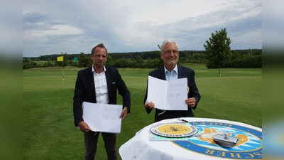 Mit der Blühpakt-Allianz startet das Umweltministerium (links Minister Thorsten Glauber) einen weiteren Baustein im Blühpakt Bayern. Erster Partner wird der Bayerische Golfverband (rechts Präsident Arno Malte Uhlig). (Foto: StMUV)