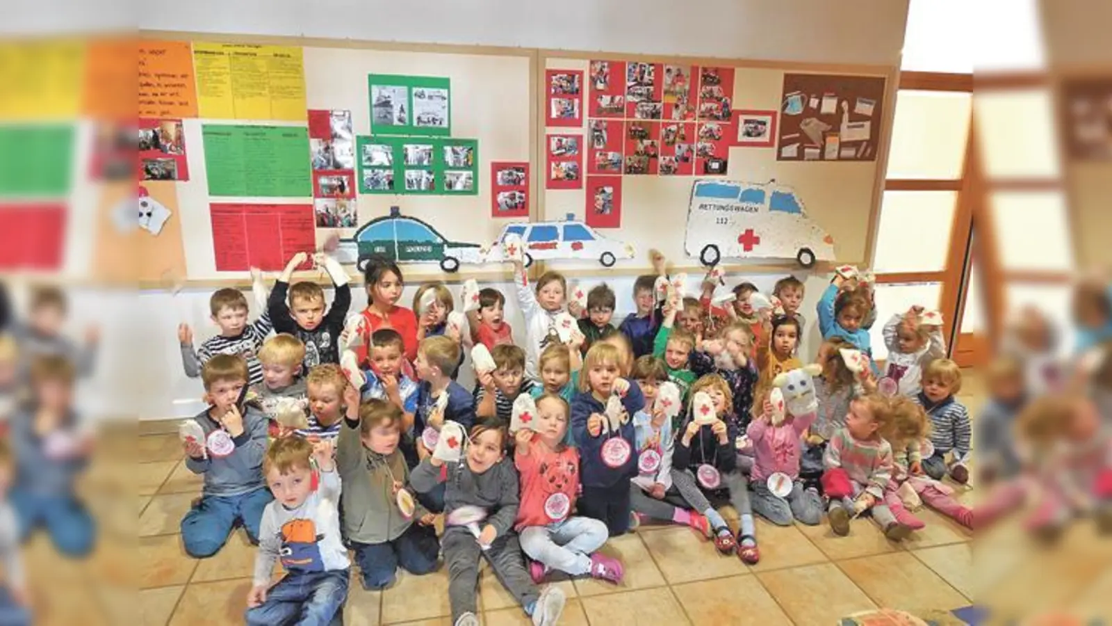 Im BRK Kinderhaus Baiern wurde spielerisch Erste Hilfe für kleine Kinder erklärt.  (Foto: BRK)