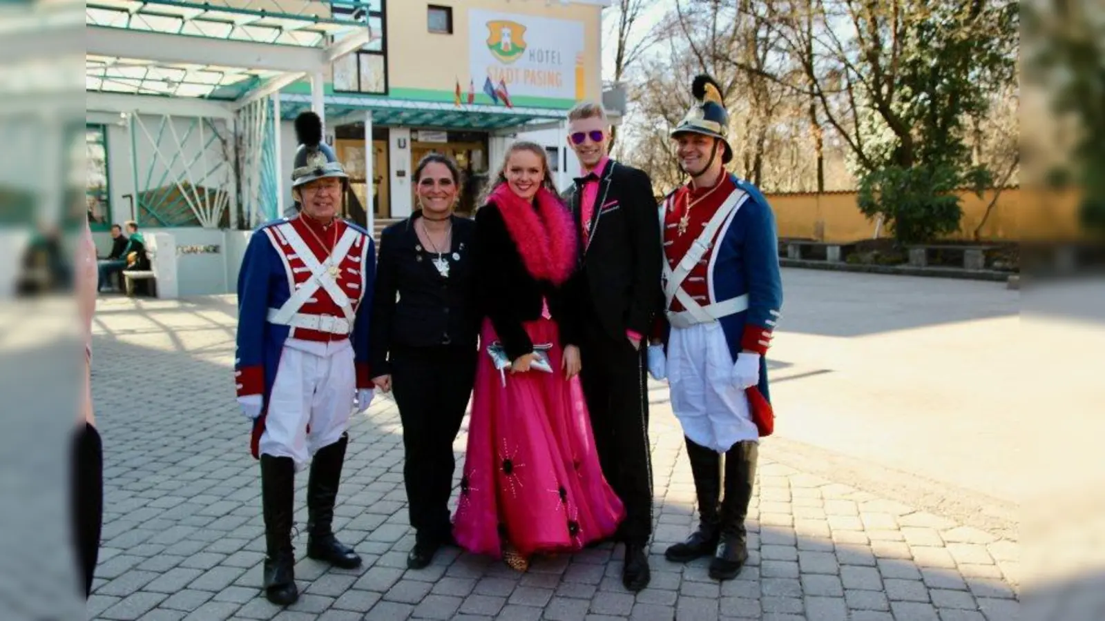 Faschingsköniglicher Besuch bei Kermess: die Würmesia-Lieblichkeiten Florian II. und Bianca II. kamen mit Präsidentin Tanja Wissel (2.v.l.) und Hofstaat zur Hotelfachschule Kermess in Pasing. (Foto: us)