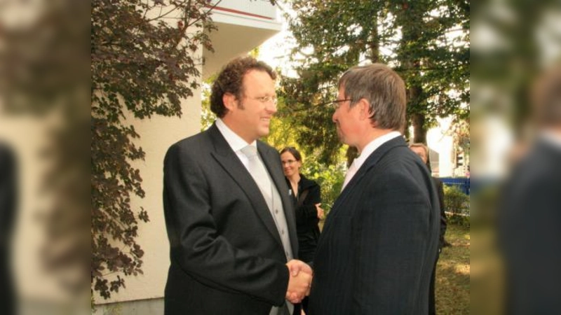 „Nicht die Sahne auf dem Kuchen, sondern die Hefe im Teig.“ Intendant Marc Mast (li.) hieß den BA-Vorsitzenden Christian Müller in den neuen Räumen des Vereins der Bayrischen Philharmonie herzlich willkommen. (Foto: US)