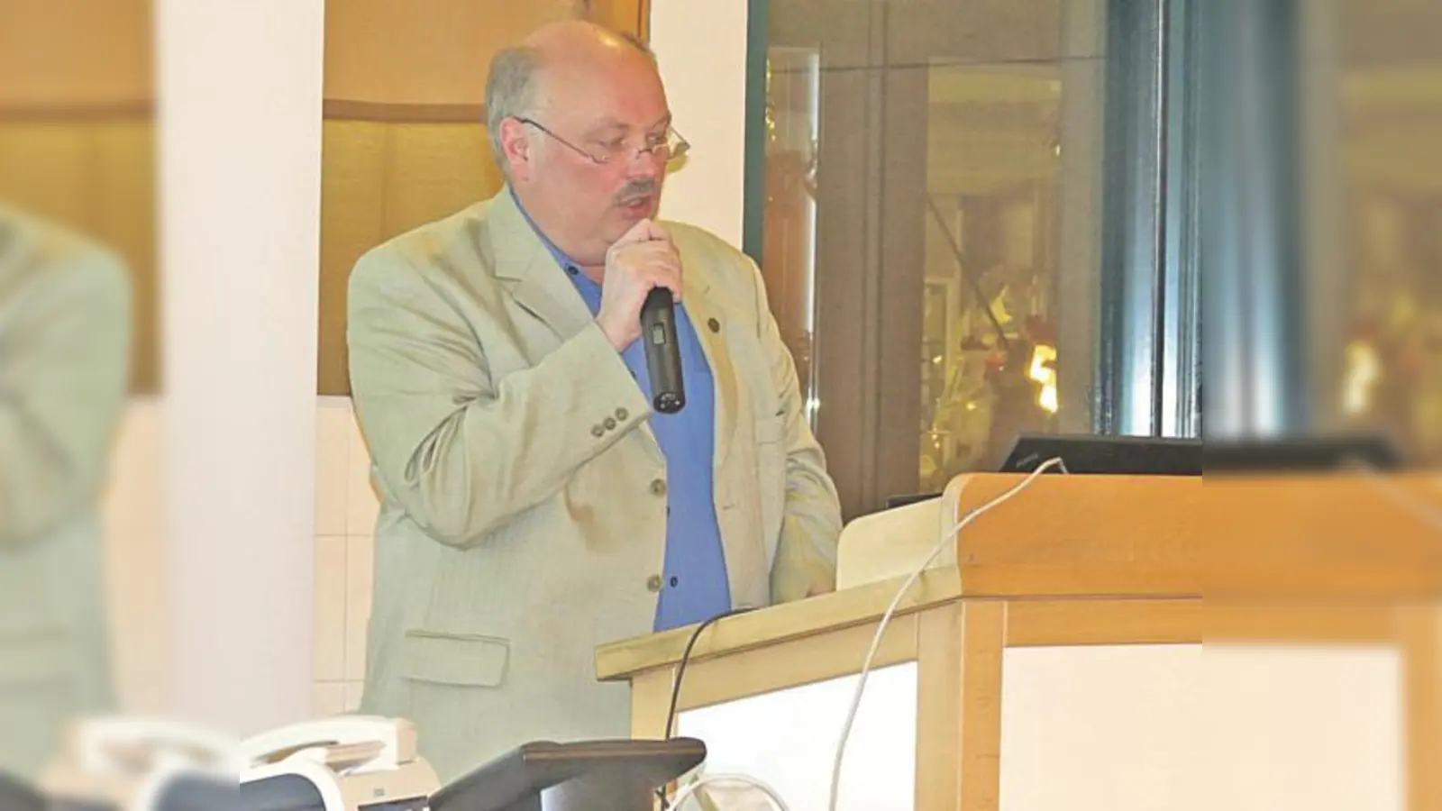 Andreas Nagel von der Aktion Münchner Fahrgäste erläuterte, wie man sich und andere im U-Bahnhof im Notfall retten kann.  (Foto: Uta Prinz)