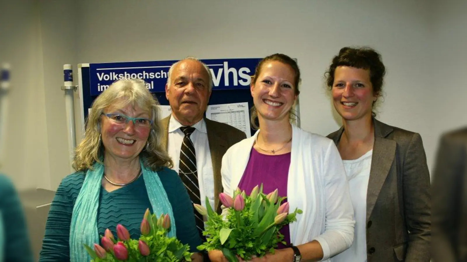 Nach über 20 Jahren Tätigkeit scheidet Annemie Wagner (l.) als stellvertretende Geschäftsführerin der VHS Würmtal aus. Jochen Schwerdtner, Susanne Reicheneder und Veronika Wagner (v.l.) bilden die neue VHS-Führung. (Foto: US)