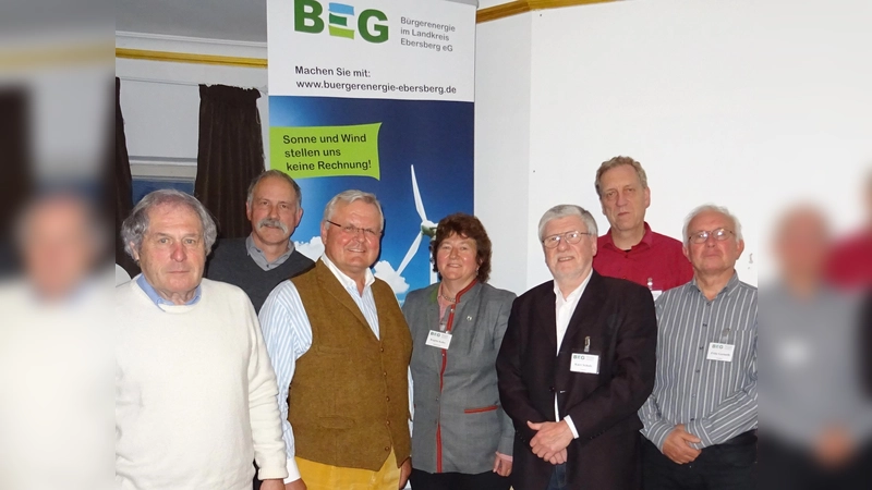 Die Vorstandschaft (v. li).: Friedhelm Haenisch, Benedikt Mayer, Martin Lechner, Brigitte Keller, Kurt Scholz, Carl Behmer und Fritz Gerneth. (Foto: Bürgerenergie)