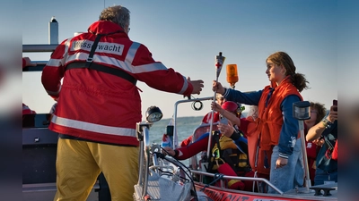 Mit Booten und drei Jugendrotkreuzlerinnen aus dem Jugendrotkreuz Peißenberg und Weilheim ging es auf den Ammersee, wo die Fackel der Wasserwacht Dießen überreicht worden ist. (Foto: JRK Weilheim-Schongau)