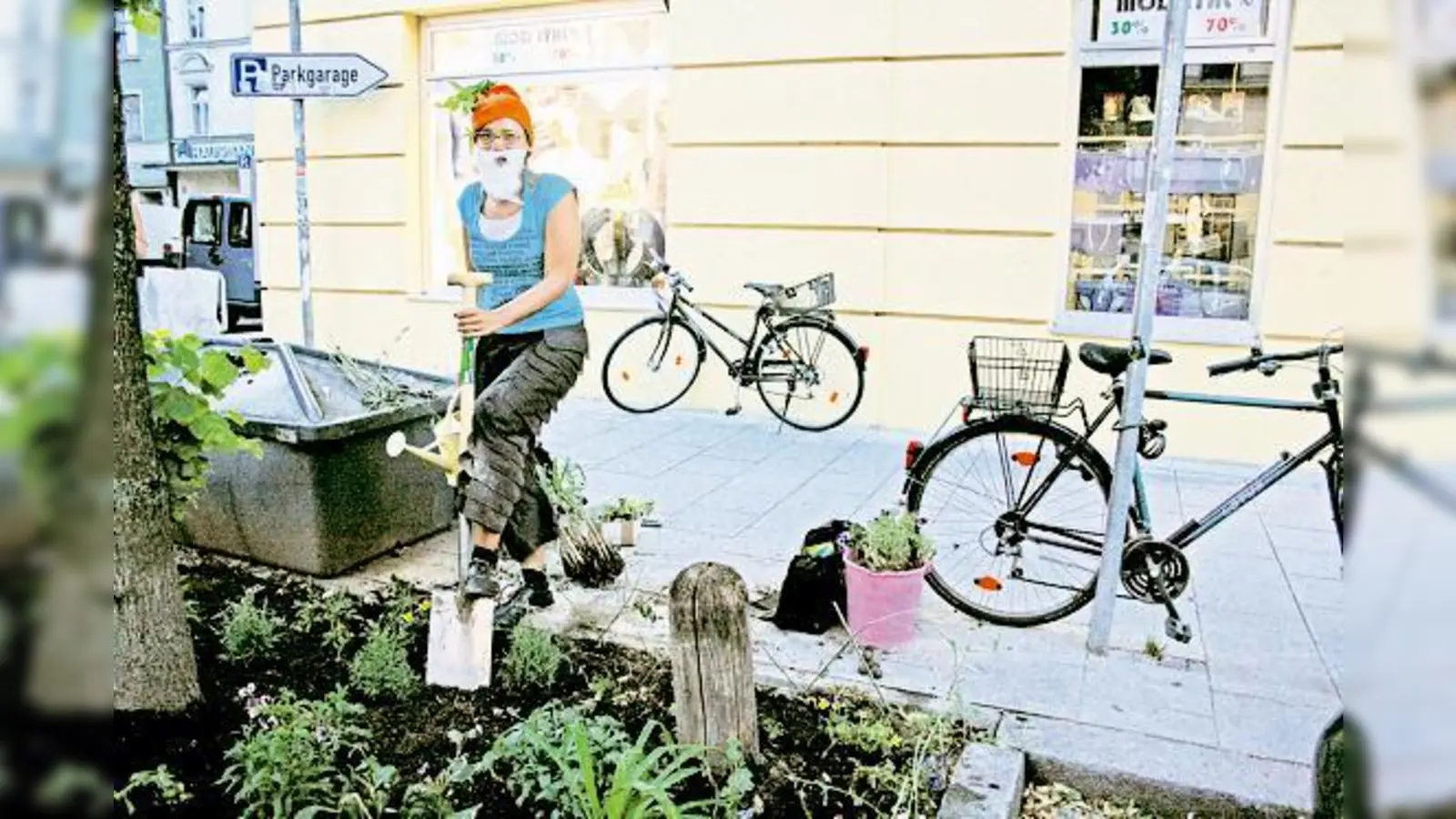 Hat sich nur für das Foto getarnt: Barbara bei einer Aktion der »Gartenzwerg-Guerilla« am Pariser Platz.	 (Foto: js)