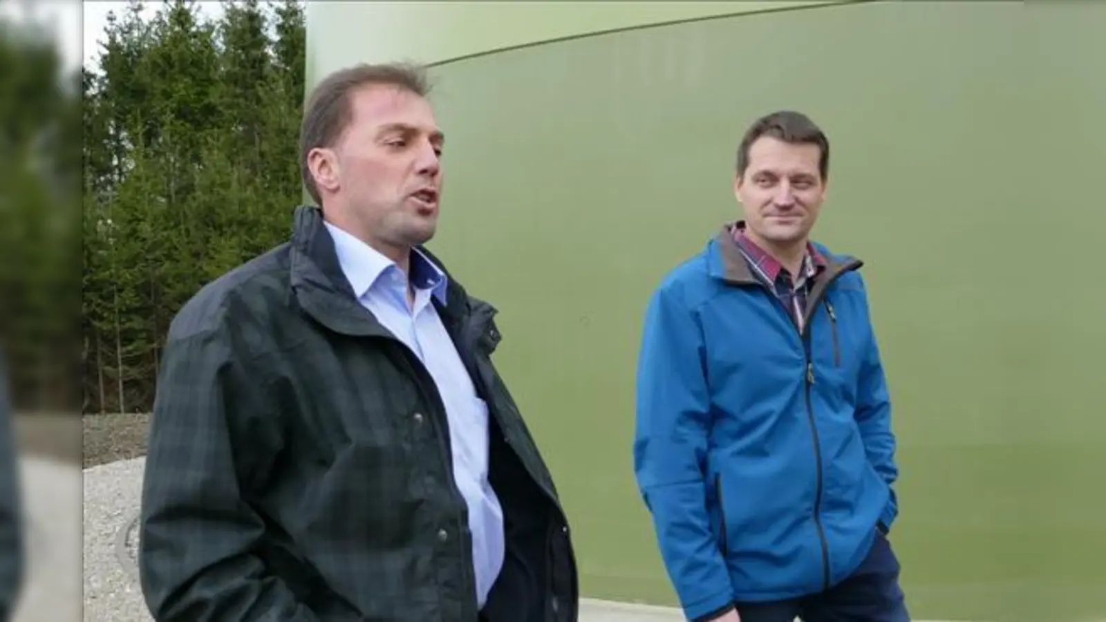 Hans Zäuner und Werner Stinauer (v. li.) erläuterten ausführlich die Technik der Anlage und gingen auf das langwierige Planungs- und Genehmigungsverfahren ein.  (Foto: Energiewende Vaterstetten)