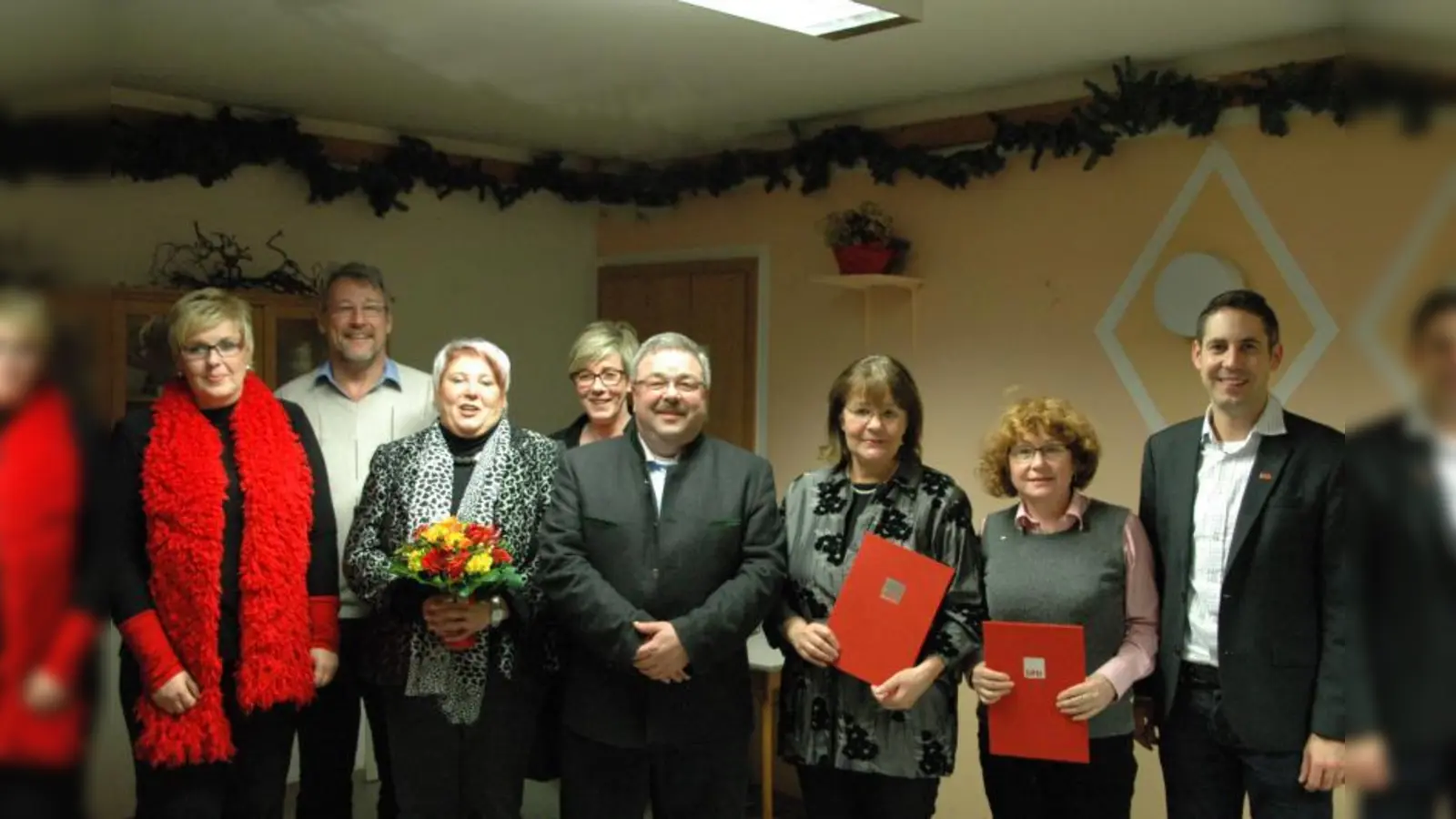 Jahresauftaktfeier: v.l. Martina Tschirge, Reinhard Pobel,  Hiltraud Schmidt-Kroll, Birgit Biemann, Franz Trinkl, Elfriede Peil, Gerda Sackmann und Michael Schrodi (Foto: SPD Karlsfeld)