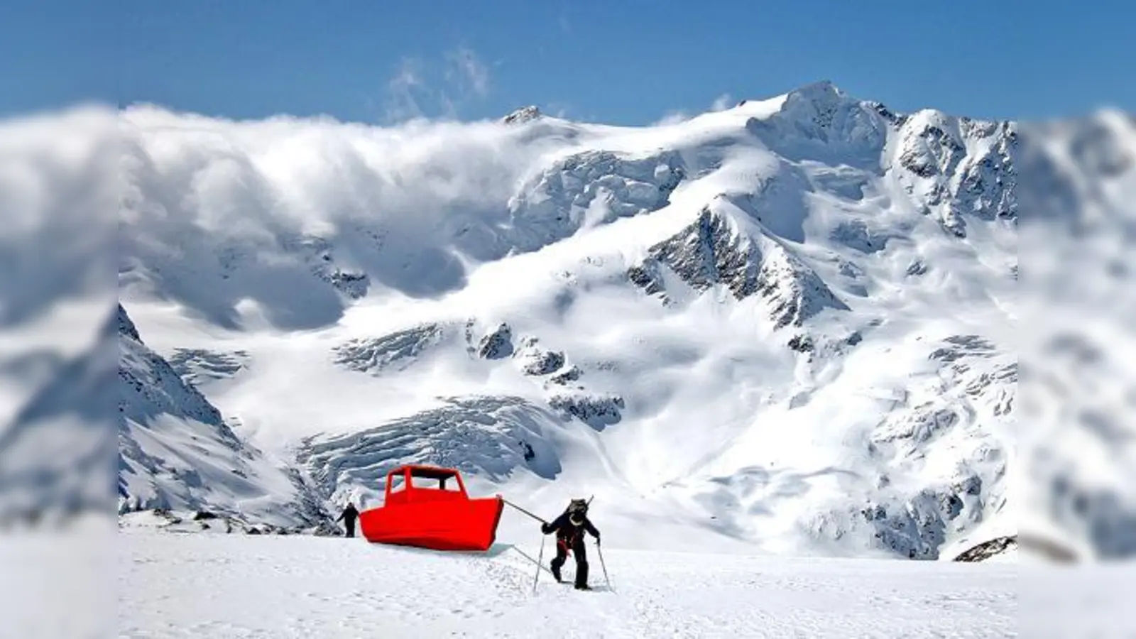 Ihr knallrotes Boot ziehen Thomas Huber und Wolfgang Aichner diese Woche über die Alpen.	 (Foto: VA)