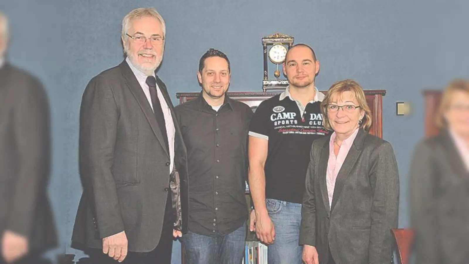 Bei der Verabschiedung (v.li.): Bürgermeister Michael Sedlmair, Michael Marienwald, Lars Holland-Moritz und Ingrid Bretz. 	 (Foto: Gemeinde Ismaning)