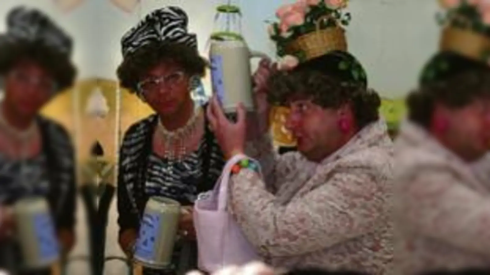 Do schau her: Waltraud und Mariechen beutachten das neue  Wiesn-Saidla gewohnt  (kriddisch.Foto: cwo)