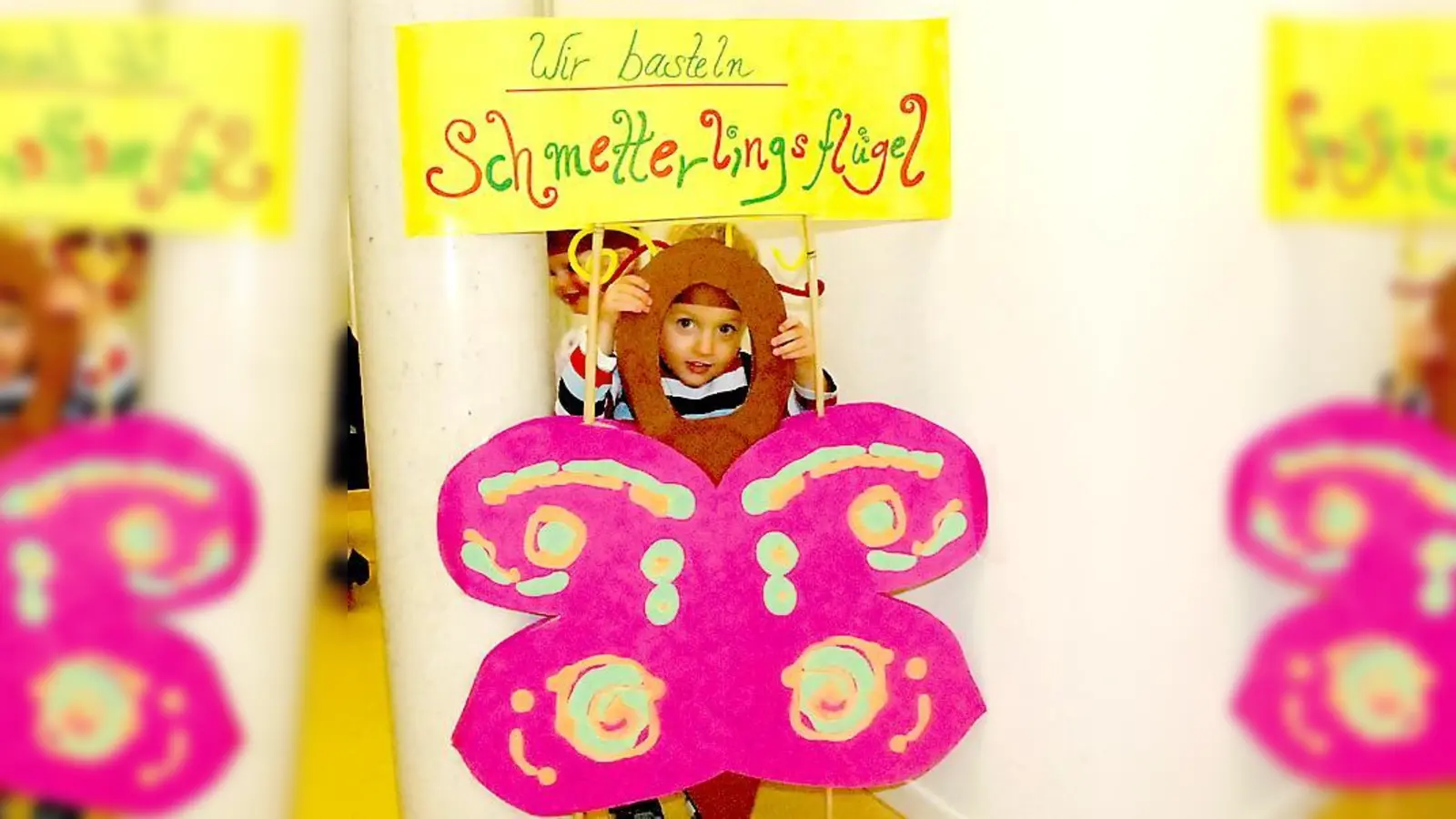 Johann lässt sich als Schmetterling fotografieren.	 (Foto: privat)