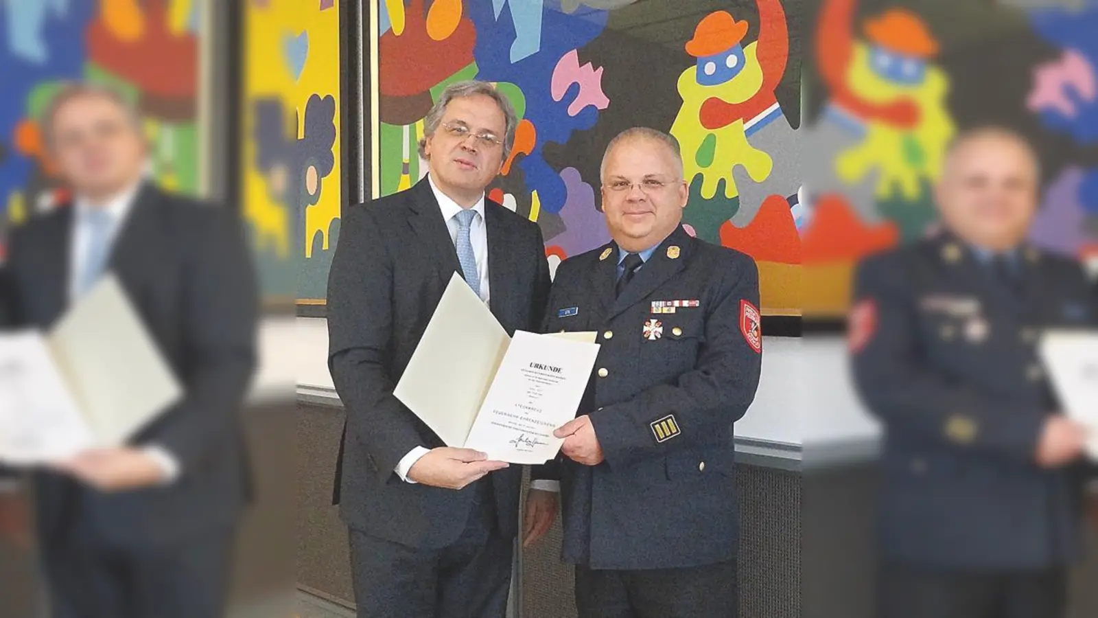 Regierungspräsident Christoph Hillenbrand verlieh Erwin Ettl das Feuerwehr-Ehren- zeichen.	 (Foto: Regierung von Oberbayern)