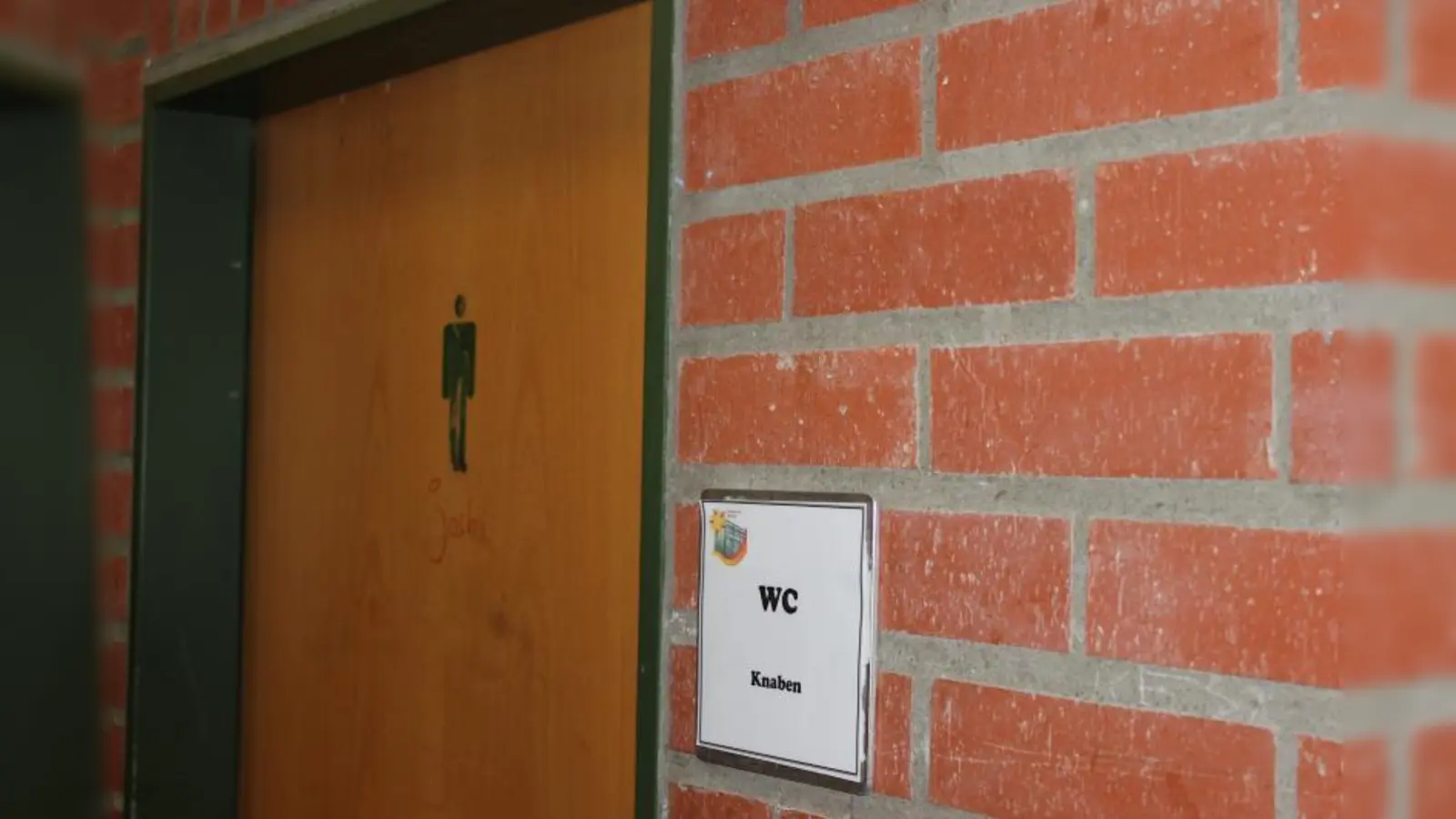 Die veralteten und teilweise kaputten Toilettenanlagen in der Mittelschule an der Ridlerstraße werden noch in diesem Jahr für insgesamt rund 450.000 Euro grundlegend saniert. (Foto: SE)