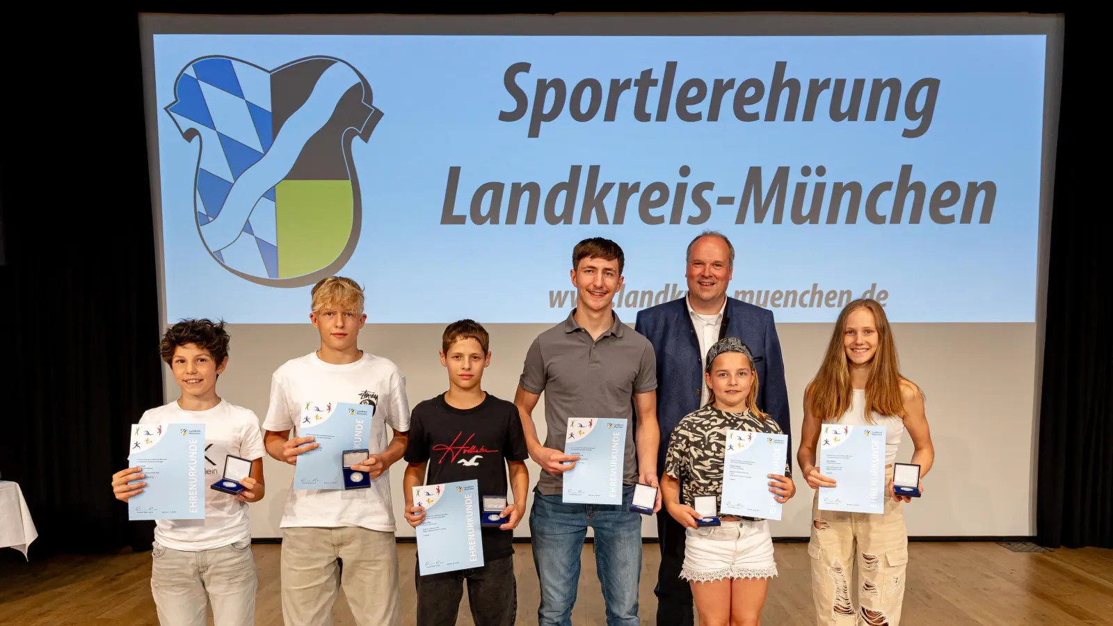 Landrat Christoph Göbel überreichte die Silber-Medaillen und Urkunden an Tobias Kohler zusammen mit Kilian Zubor, Anton Marthen, Lorenz Marthen, Carolin Schramm und Klara Winkler vom SC Isaria Unterföhring. (Foto: Robert Kinderle)