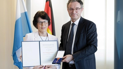 Ministerialdirektor Christian Schoppik überreichte Ingrid Röser das Bundesverdienstkreuz am Bande - eine der höchsten Ehrungen der Bundesrepublik. (Foto: StMAS)