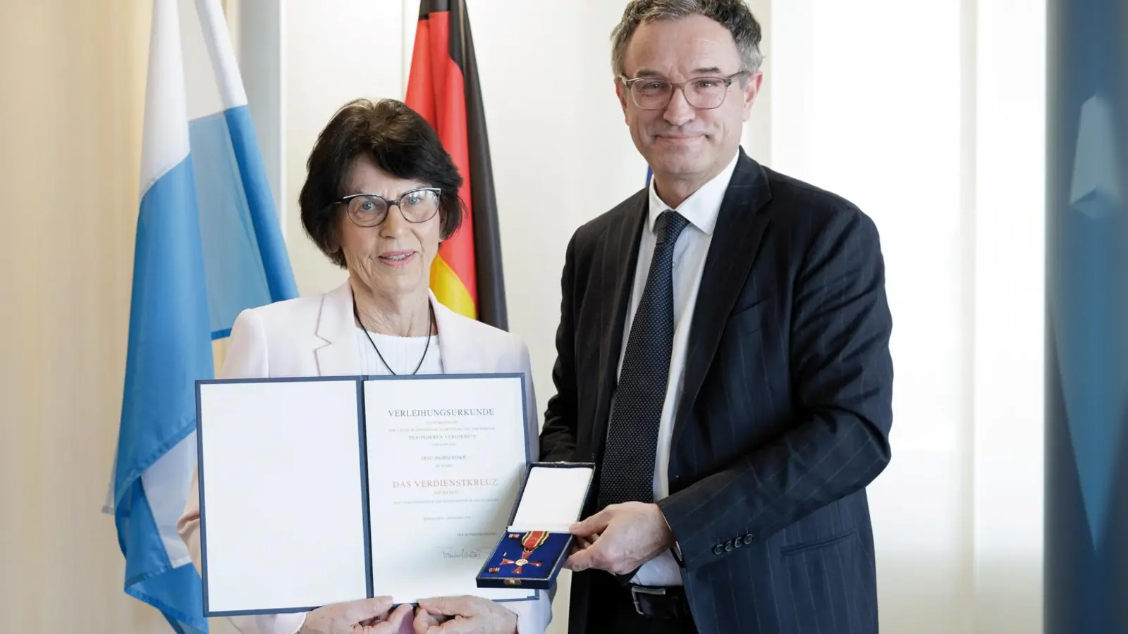 Ministerialdirektor Christian Schoppik überreichte Ingrid Röser das Bundesverdienstkreuz am Bande - eine der höchsten Ehrungen der Bundesrepublik. (Foto: StMAS)