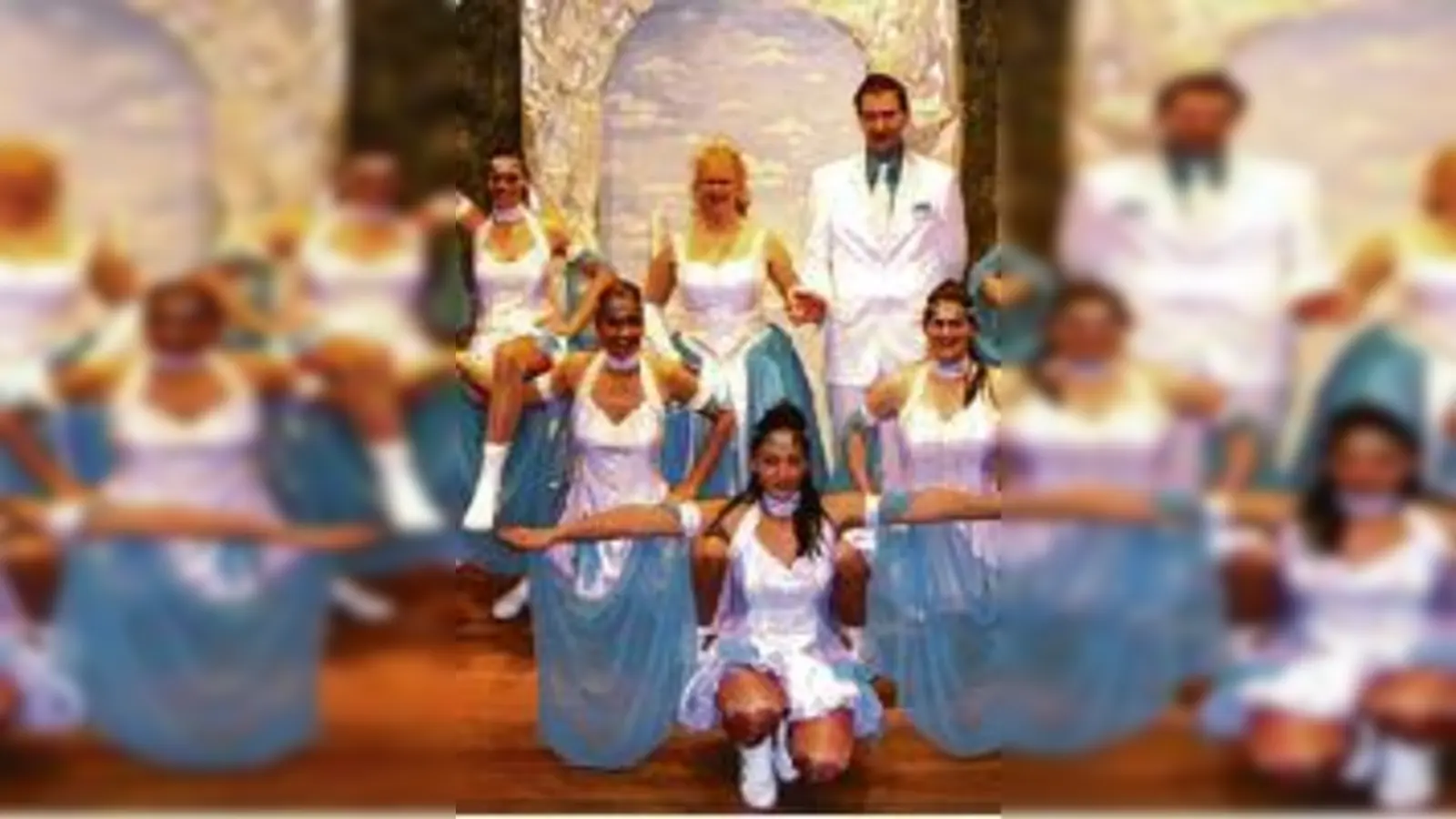 Himmlische Tänzer: Zwischen göttlichen Mächten findet sich das Kurfürstenpaar des Schleißheimer Narrenrats Andreas I. und Sandra I.  (Foto: SNR)