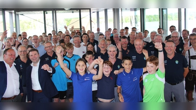 Gruppenaufstellung der geehrten Sportlerinnen und Sportler mit Erstem Bürgermeister Patrick Janik und Sportreferent Winni Wobbe im Bayerischen Yachtclub. (Foto: Stadt Starnberg)