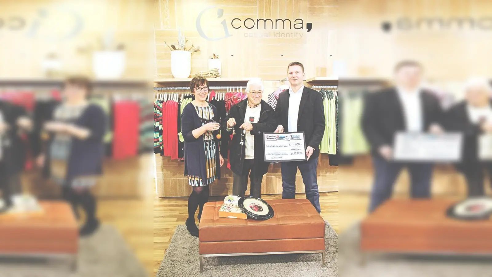 Magnus Versen (r.), Geschäftsführer des Unternehmens Kaufring, überreichte Helmut Aigner den Warengutschein im Wert von 1.000 Euro. Anita Schneider, Leiterin des Pasinger Kaufring-Hauses, bot ihre Hilfe in Sachen Styling und Beratung an.  (F: E.S.)