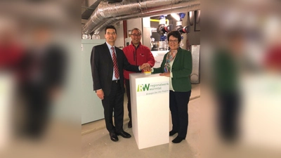 Startschuss für weiteren Umweltschutz: Marten Jürgens, Jan Lang und Dr. Brigitte Kössinger (von links). (Foto: BRK Starnberg)