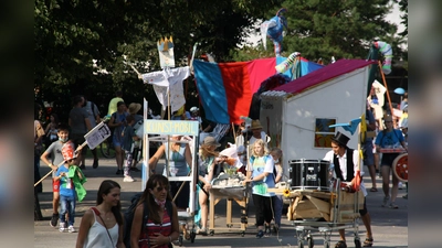 Aus verschiedenen Materialien gestalten Kinder und Jugendliche bei „Kunst &amp; Krempel” unter Anleitung von Künstlern Kunsträume auf Zeit.  (Foto: GérardPleynet, 2023, Kunst & Krempel)