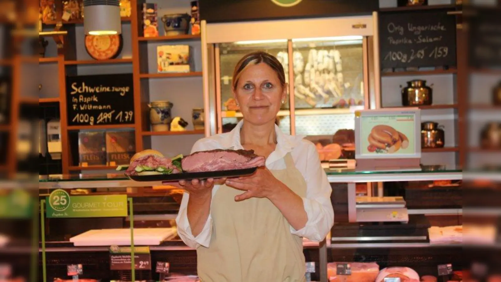 Kaufhof-Mitarbeiterin Carmen Haynl stellt den Sandwich-Hit aus den USA und das dazugehörige Fleisch vor: Original Pastrami „New York”. (Foto: sb)