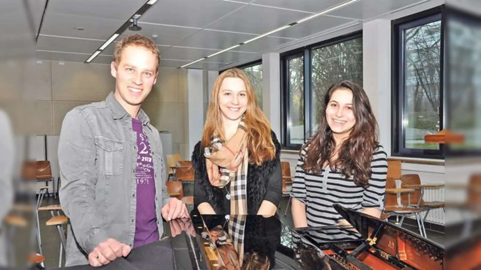 Sie treffen derzeit die letzten Vorbereitungen für das internationale Musikprojekt des Wilhelm-Hausenstein-Gymnasiums: Musiklehrer Zoltan Ambrus sowie Chiara Endres (Mitte) und Shir Birnbaum vom P-Seminar.	 (Foto: Sybille Föll)