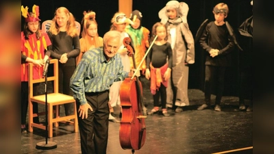 Heinrich Klug ist Begründer der Kinderkonzerte der Münchner Philharmoniker und seit 33 Jahren ihr begeisterter Organisator. Am vergangenen Wochenende führte er im Planegger Kupferhaus den „Karneval der Tiere“ auf. (Foto: US)