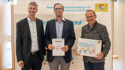 Kultusminister Michael Piazolo (links) und der Präsident des Bayerischen Landessportverbands (BLSV), Jörg Ammon, überreichten die Urkunde an Grundschulleiter Thomas Eusemann (Mitte). (Foto: Alexandra Beier)